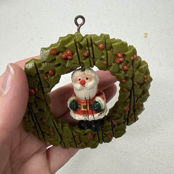 Vintage 1976 Hallmark Twirl-Abouts Santa in Wreath Christmas Tree Ornament - Picture 3 of 5